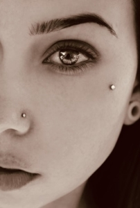 kurz microdermal piercing